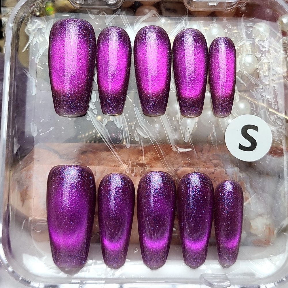 Cateye Press-On Nail Set | DIY At Home Manicure | Easy & Reusable